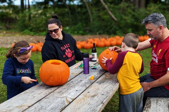 familyfallpumpkincarving-1